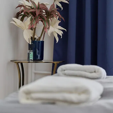 The Center Of Wroclaw, Near The Market Square & Sky Tower By Renters 아파트